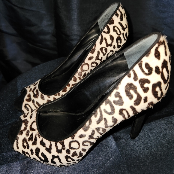 Guess Peep Toe Leopard Print Real Cow Fur Tall Platform Heels Size 5.5M - Picture 3 of 6